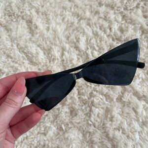 Chic Black Cat-Eye Sunglasses